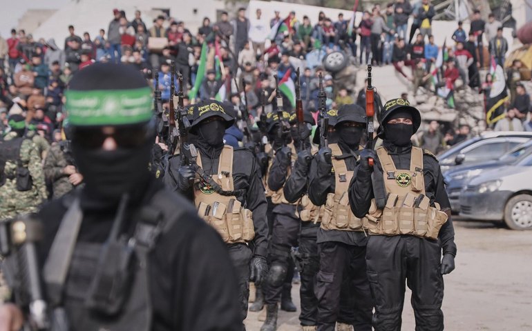 Hamas adia liberação de reféns alegando descumprimento do acordo de paz por Israel