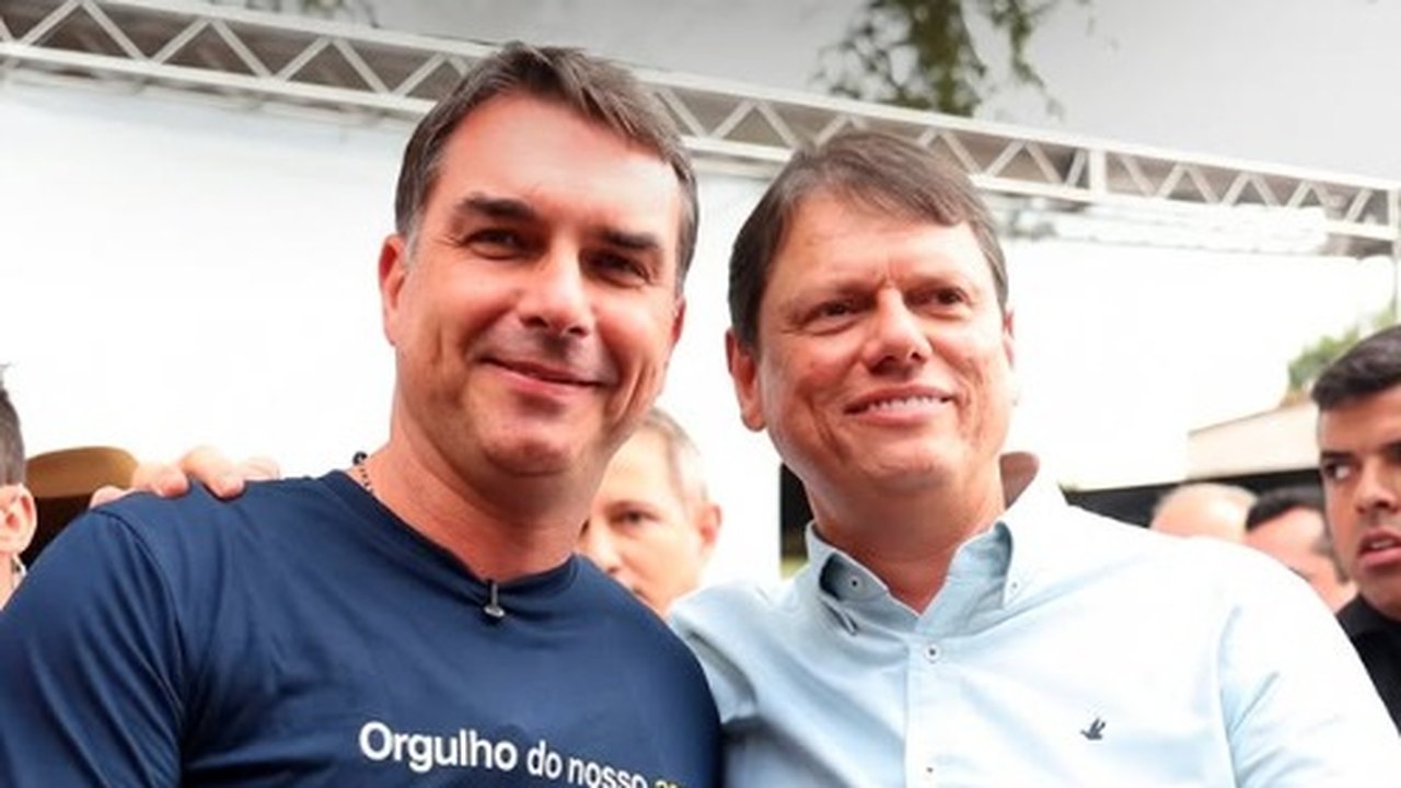 Tarcísio diz que Flávio Bolsonaro precisa explicar relação com dono do Banco Master