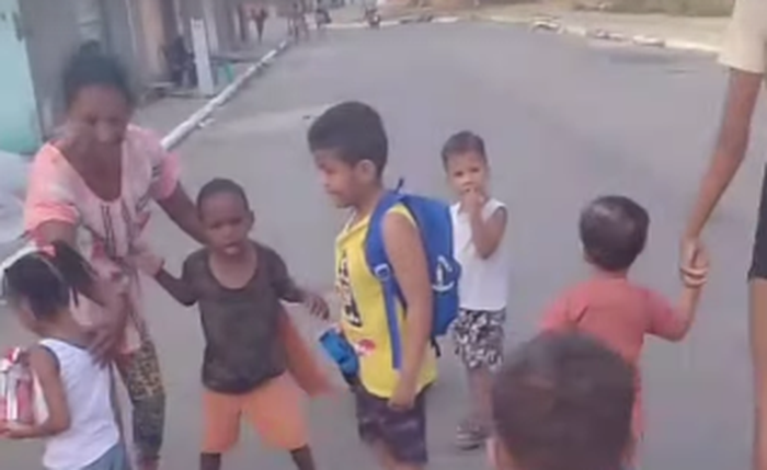 Crianças com deficiência são levadas a pé da creche para casa em cidade de Alagoas Crianças com deficiência são levadas a pé da creche para casa em cidade de Alagoas