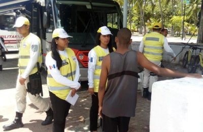 Agentes do Ronda no Bairro acolhem jovem alcoolizado na orla de Maceió