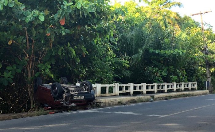 Fiat Uno foi atingido na parte lateral e capotou em Guaxuma nesta madrugada