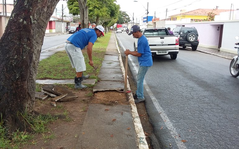 Mobilidade urbana: Prefeitura de Arapiraca revitaliza calçamento do passeio da Avenida Ceci Cunha