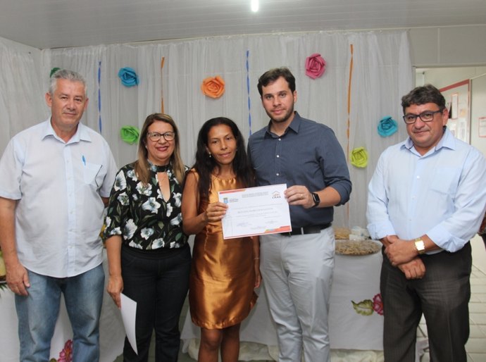 Prefeitura entrega certificados de Corte e Costura para deodorenses