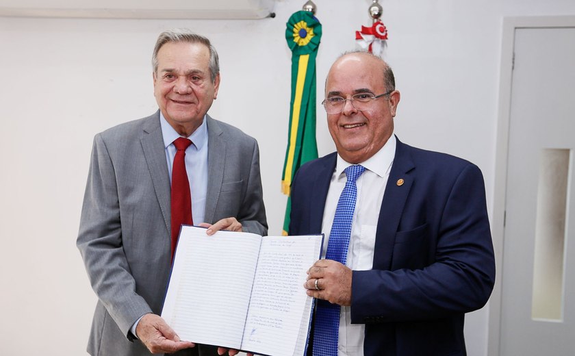 Tourinho transmite o exercício do cargo de governador a Ronaldo Lessa