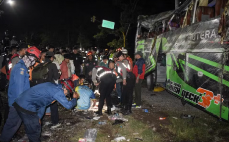 Acidente com ônibus escolar deixa 11 mortos na Indonésia; estudantes viajavam para celebrar a formatura