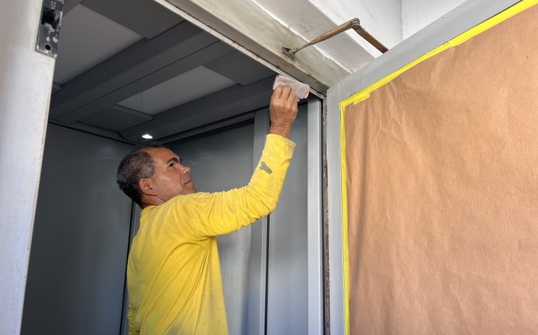 Prefeitura de Maceió inicia reativação do elevador do Shopping Popular