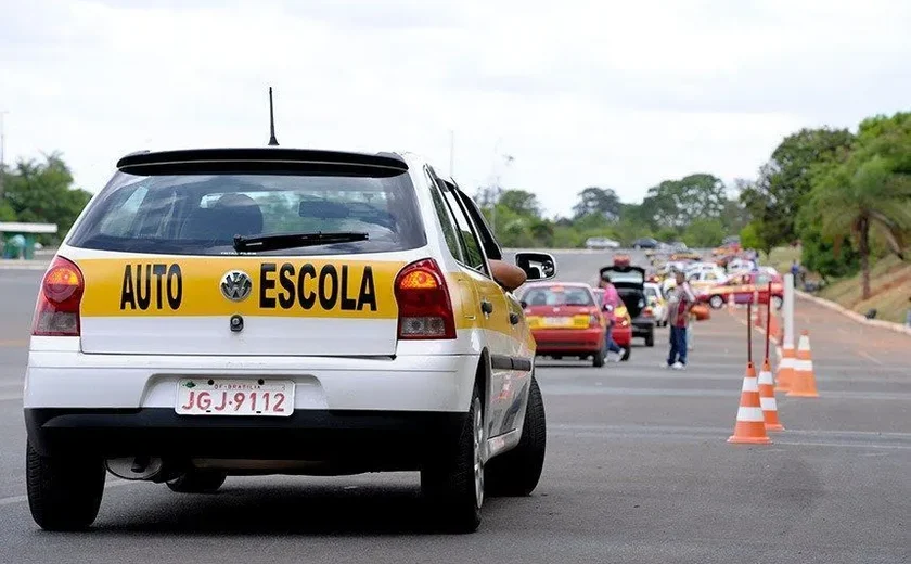Mudança nas regras para tirar CNH gera debates entre autoridades e autoescolas