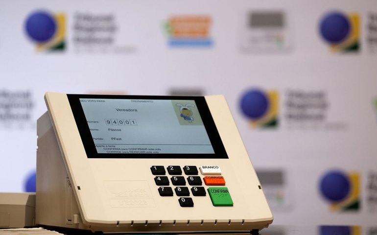 Moraes autoriza investigados por atos golpistas a votar no domingo