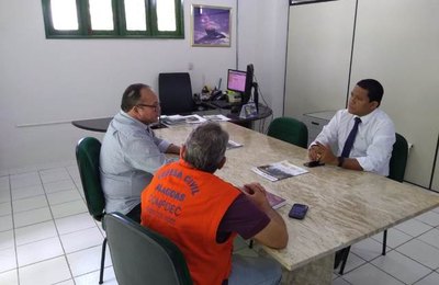 Prefeito Júlio Cezar e secretário percorrem órgãos fiscalizadores para pedir apoio técnico