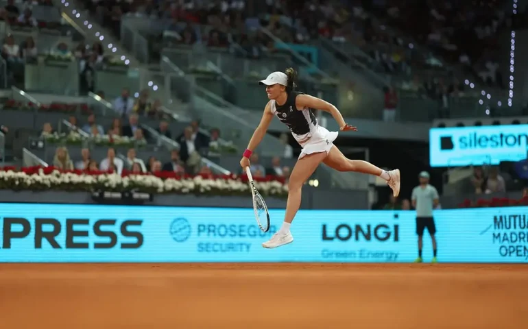 Aryna Sabalenka supera Swiatek no saibro e é bicampeã em Madri