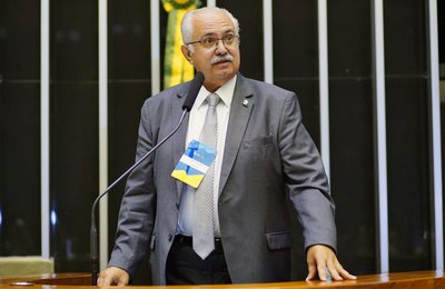 Arapiraca: Teófilo discursa durante homenagem aos 75 anos da CNEC na Câmara Federal 