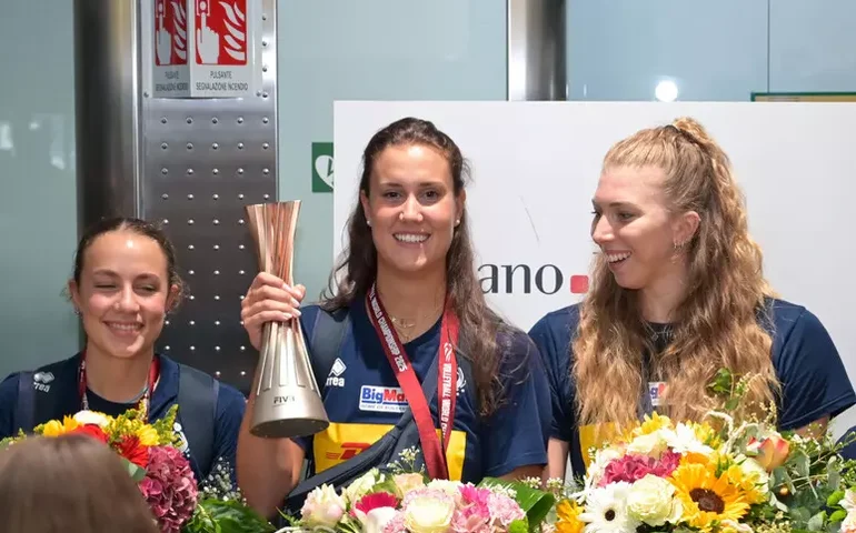 Seleção italiana de vôlei é recebida com festa em Milão