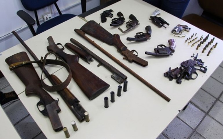 Campanha de entrega voluntária arrecada 52 armas na Ponta Verde