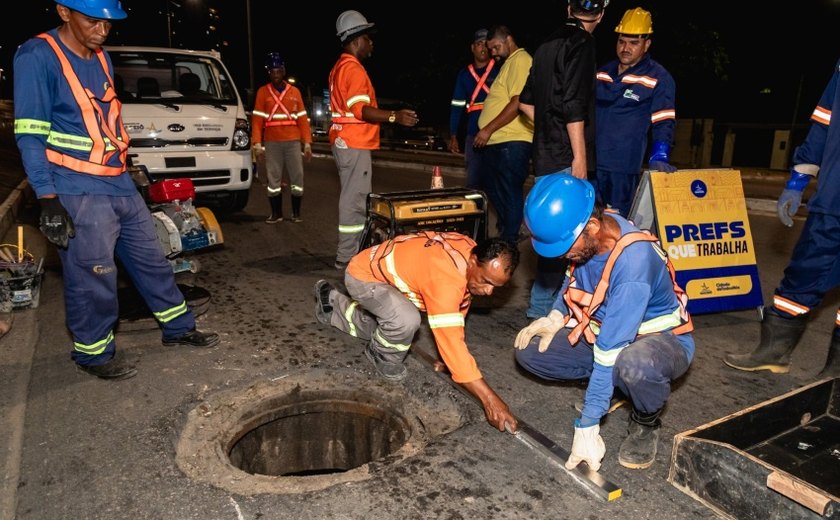 Operação Tampa Bueiro segue em Maceió com manutenção noturna em avenidas centrais