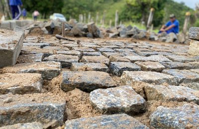 Prefeitura de Branquinha recupera estradas da zona rural e constrói calçamento na Vila do Rei
