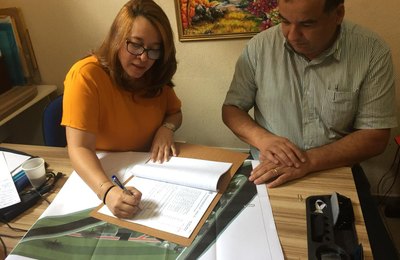 Prefeita assina projeto para construção de rotatória e inserção de canteiro central no acesso à Lagoa da Canoa	
