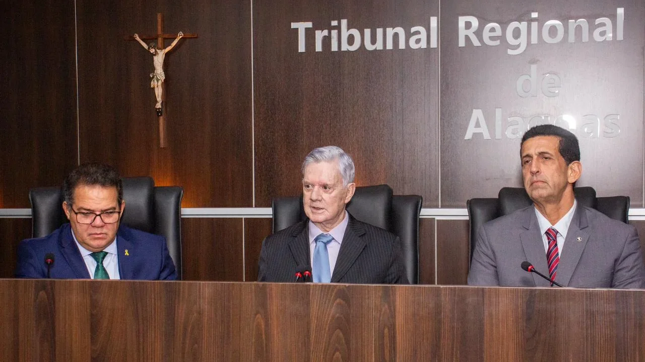 Depois da batalha judicial, Paulão perde mandato e Nivaldo Albuquerque assume vaga na Câmara