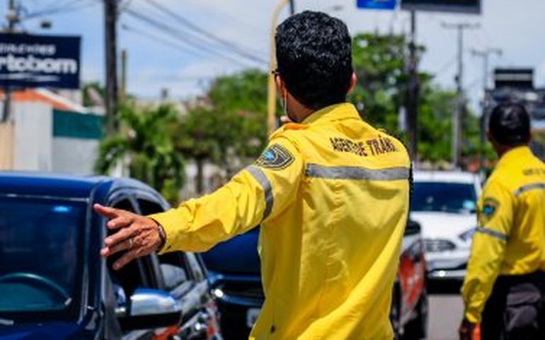 Prefeitura implanta contorno de quadra no Henrique Equelman
