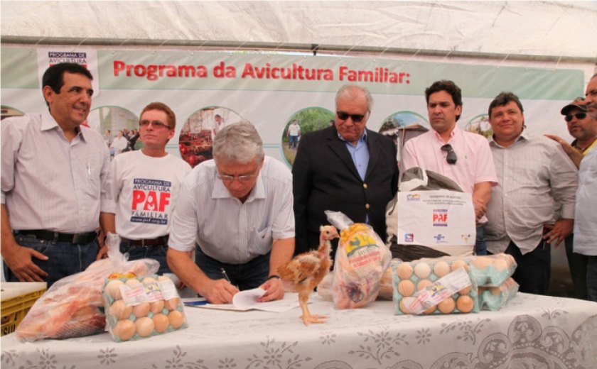 Agricultores do Sertão começam o ano bem com entregas de aves e ração