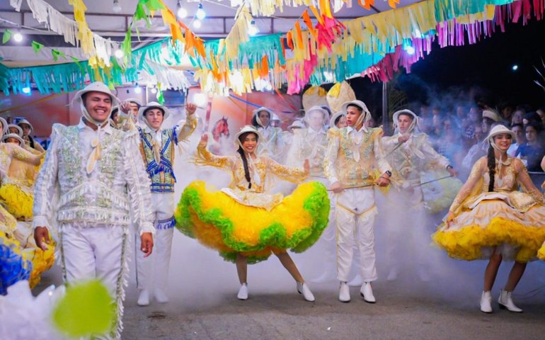 Mesmo sob chuva, Vale do Perucaba e Manoel Teles animam o 3º dia dos Arraiais comunitários de Arapiraca