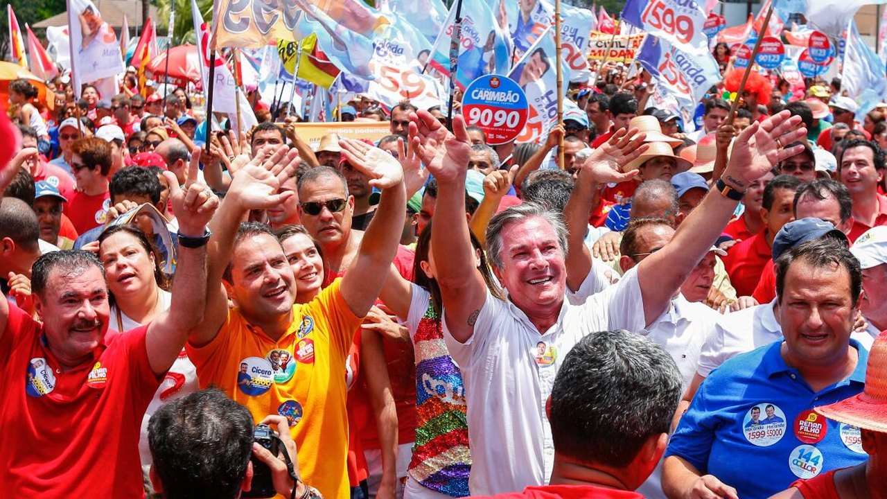 População invade orla de Maceió para apoiar candidatura de Collor