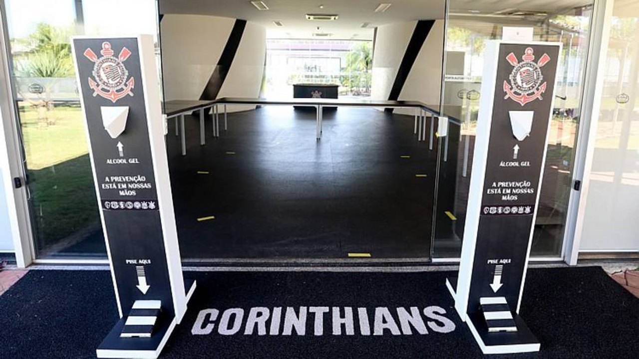 Time de futsal do Corinthians é impedido de voltar ao País após casos de covid-19