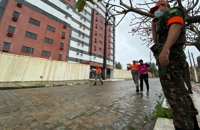 Treinamento simula evacuação de área e resgate em deslizamento de terra