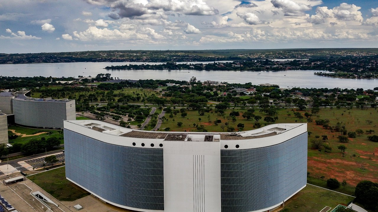 TSE determina isonomia após IA da Meta barrar imagens de Lula