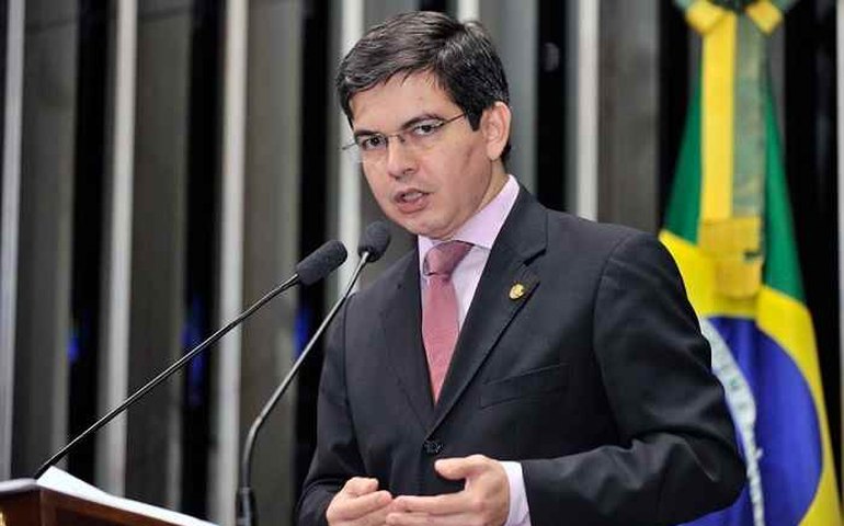 Líder da minoria no Senado, Randolfe representa contra Bolsonaro na PGR