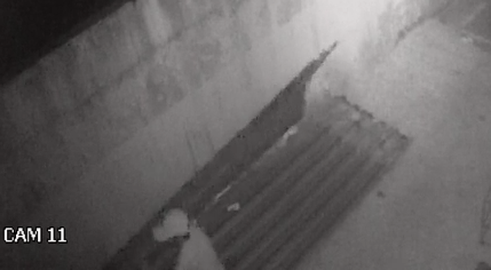 Homem é flagrado furtando telhas de unidade básica de saúde em Aracaju; VÍDEO