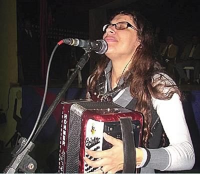 Alice Maciel e seu acordeão: louvor para a glória de Deus