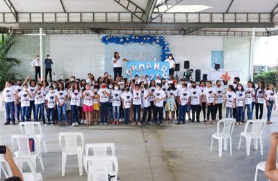 Estudantes encerram ciclo com festa de formatura em escola da rede municipal