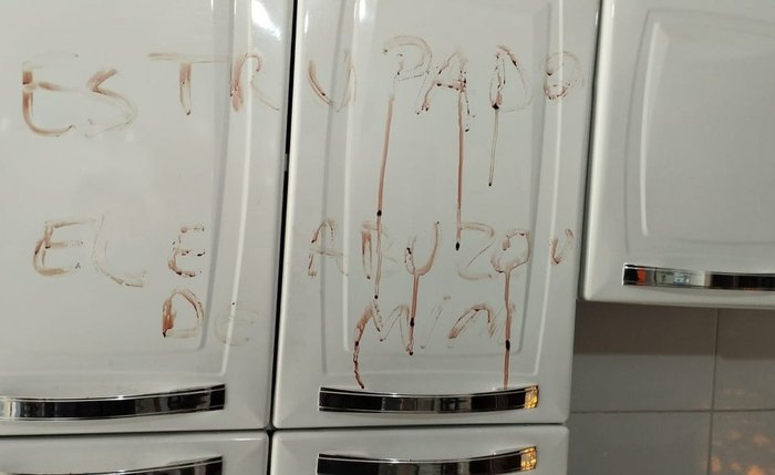 No local, chamou atenção uma mensagem escrita em um armário da cozinha