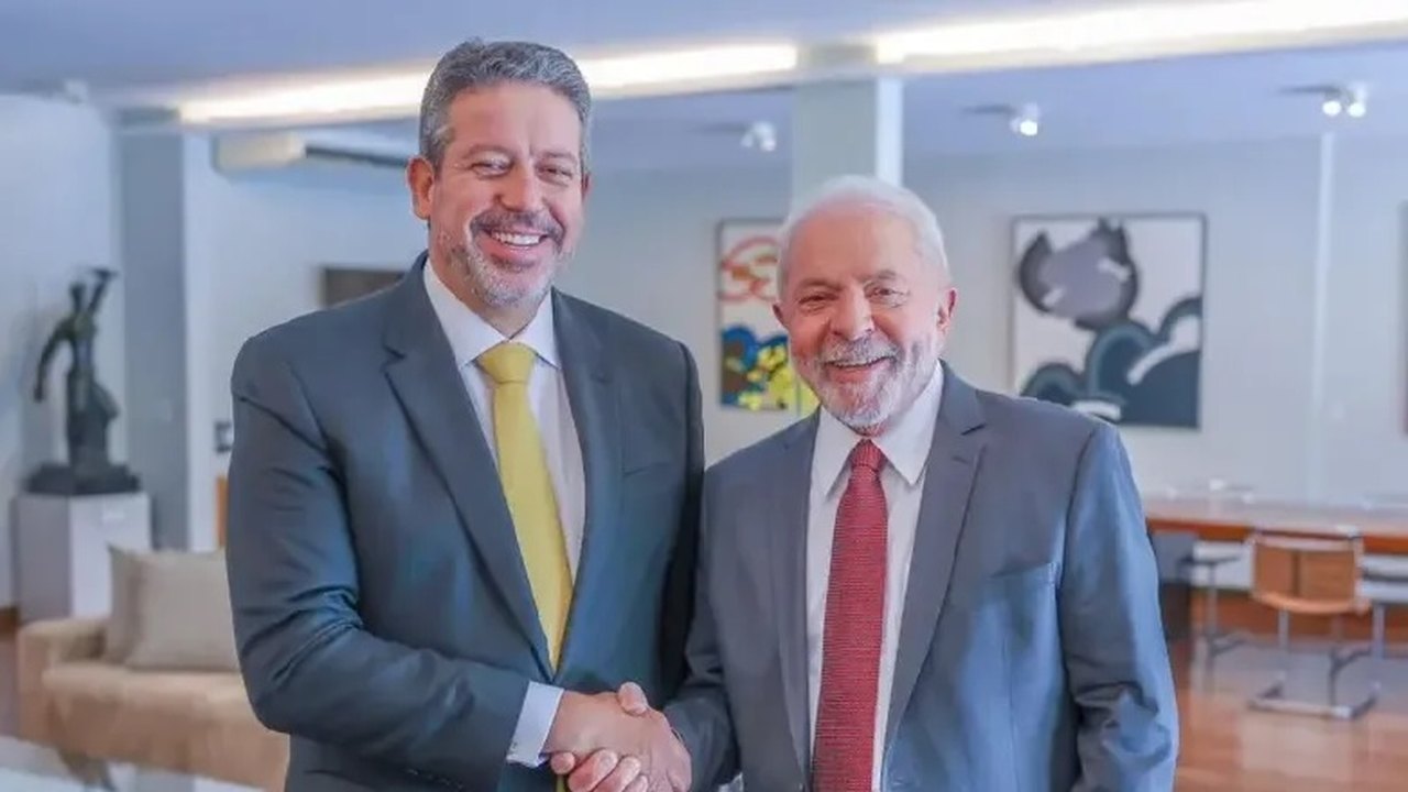 Arthur Lira faz o “L” e parabeniza presidente Lula por medidas contra atos golpistas