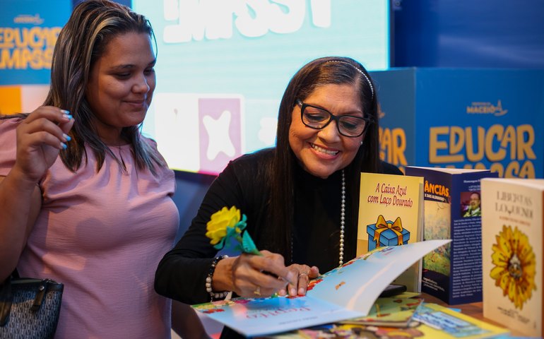 Servidores da Educação participam de tarde de autógrafos na Bienal