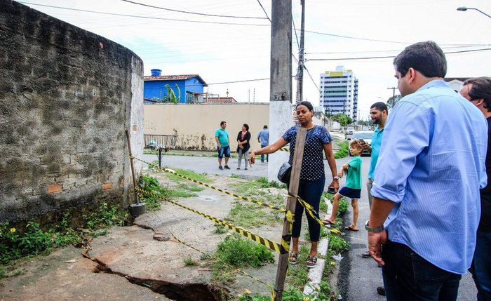 Rua com rachaduras em decorrência das subsidências no solo no bairro Pinheiro