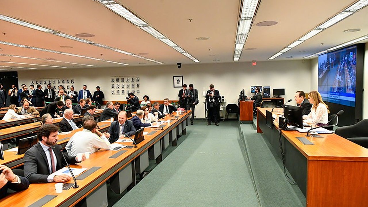 CMO aprova crédito de R$ 25,9 milhões para três ministérios