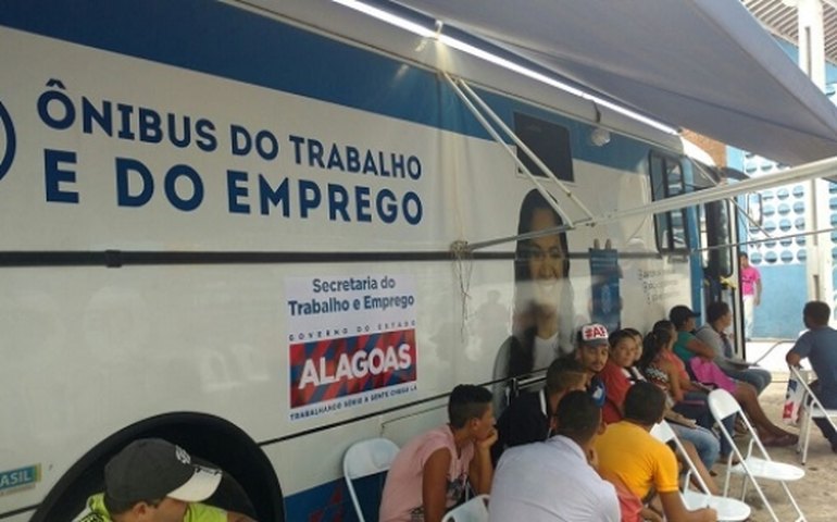 Ônibus do Sine emite 181 carteiras de trabalho em Ibateguara e Santana