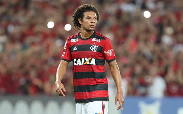 Arão prega grupo unido para superar dor por mortes na base do Flamengo
