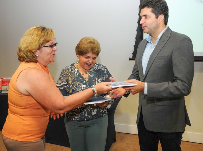 Semed entrega documentos para práticas pedagógicas