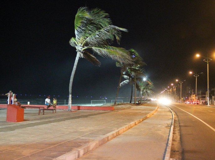 Iluminação: moradores aproveitam a orla do Sobral