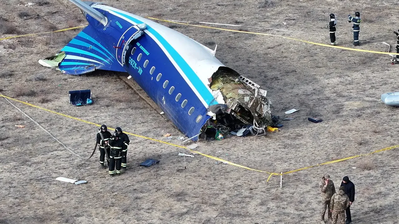 Azerbaijan Airlines diz que acidente fatal foi causado por 'interferência externa'