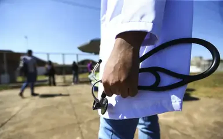 Projeto prevê fim do teto do Fies após pressão de estudantes de medicina