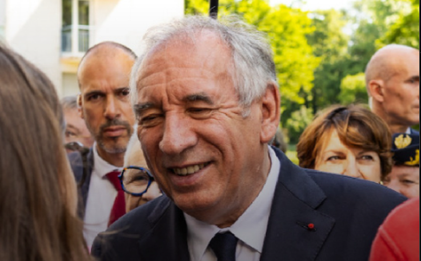 Primeiro-ministro François Bayrou deve renunciar após perda de voto de confiança no Parlamento