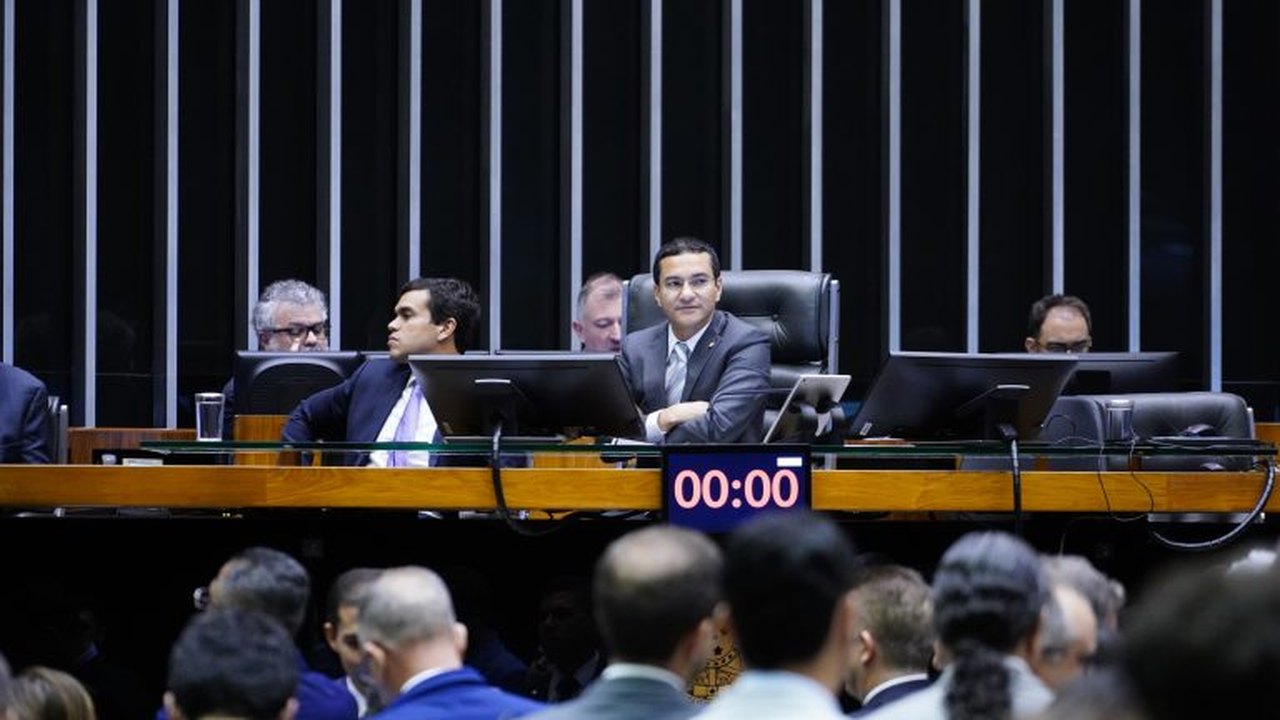 Deputados analisam pedidos de urgência; acompanhe