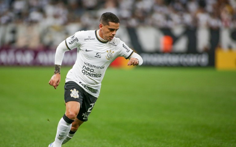 Fagner treina forte para fazer belo 2023 após ter vivido pior ano no Corinthians
