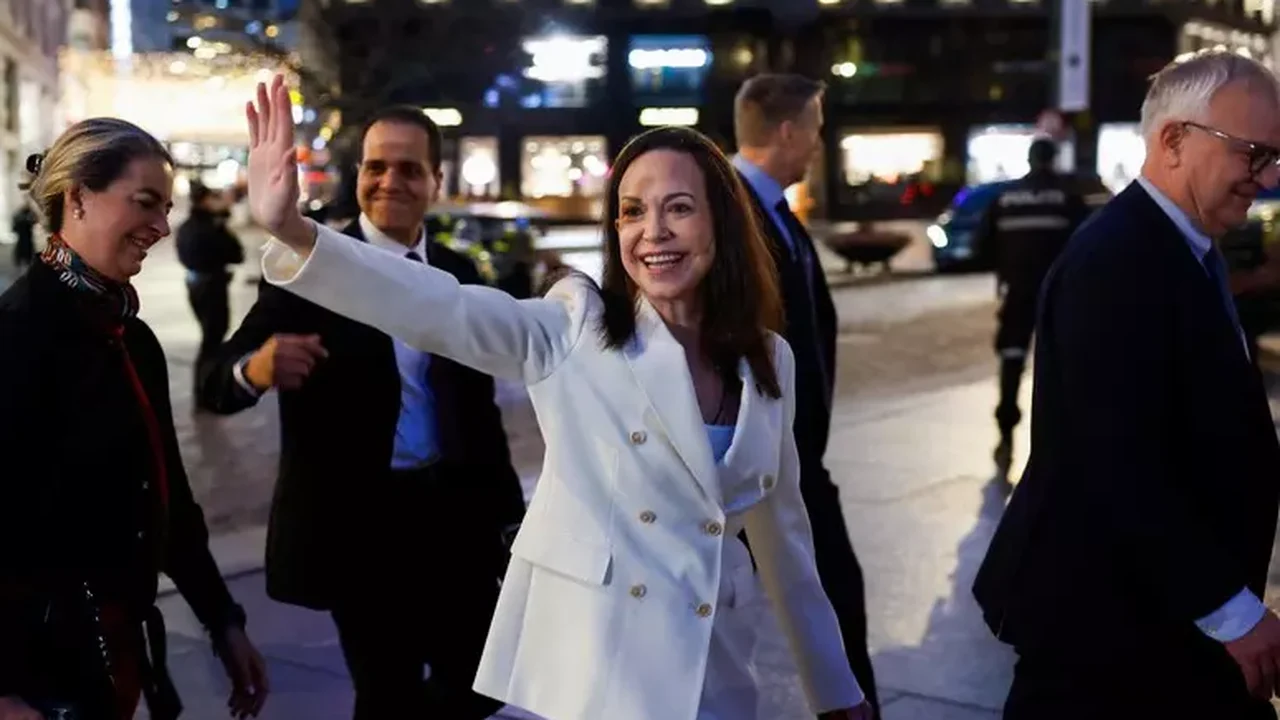 Corina Machado chega a Oslo e faz 1ª aparição pública em 11 meses