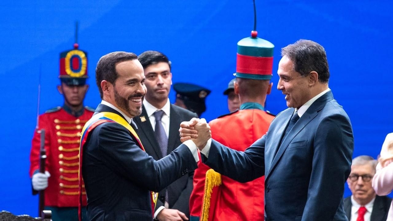 De la Espriella toma posse como presidente da Colômbia