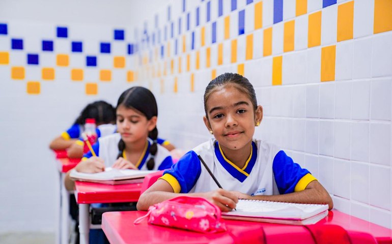 Prefeito Luciano Barbosa entrega a Escola João Lúcio da Silva totalmente reformada à comunidade