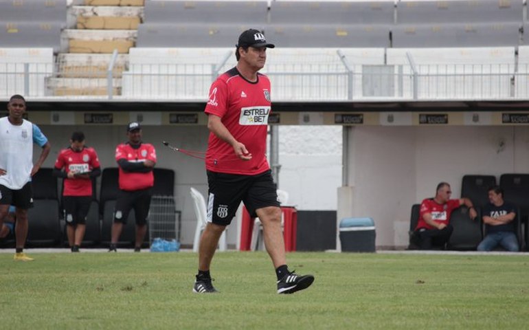 Técnico da Ponte Preta teme perder Jeh após saída de dupla de volantes durante o Paulistão
